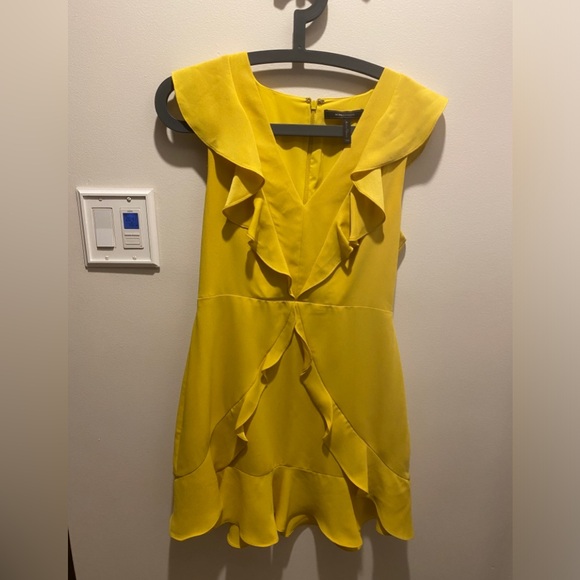 BCBG dress size 4 yellow - Picture 1 of 1